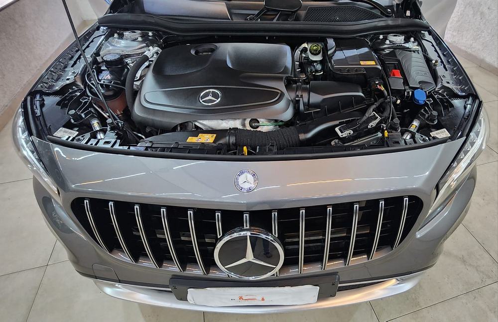 Motor de Mercedes-Benz em manutenção na MB Prime Service